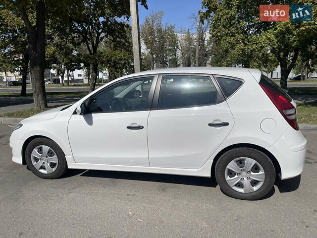 Белый Хендай i30, объемом двигателя 1.4 л и пробегом 120 тыс. км за 5500 $, фото 6 на Automoto.ua