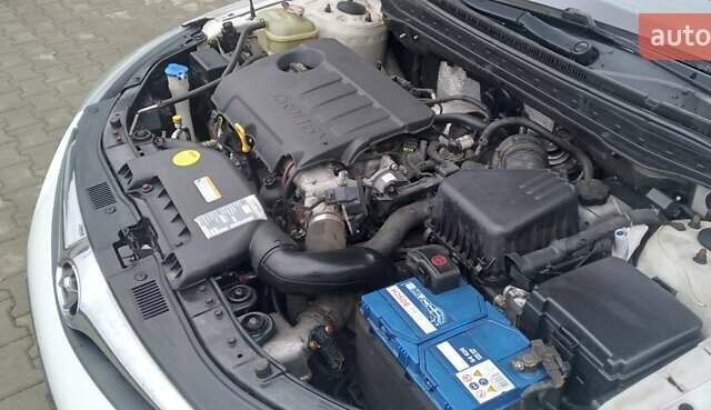 Белый Хендай i30, объемом двигателя 1.6 л и пробегом 276 тыс. км за 6900 $, фото 21 на Automoto.ua