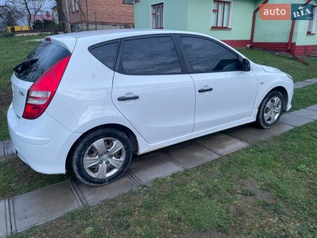 Белый Хендай i30, объемом двигателя 1.58 л и пробегом 243 тыс. км за 6300 $, фото 2 на Automoto.ua
