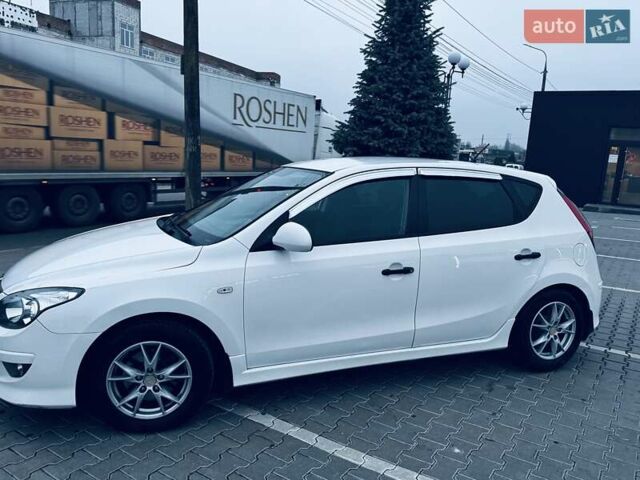 Белый Хендай i30, объемом двигателя 1.6 л и пробегом 236 тыс. км за 7300 $, фото 6 на Automoto.ua