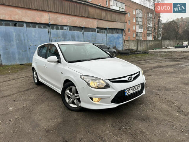 Белый Хендай i30, объемом двигателя 1.58 л и пробегом 180 тыс. км за 7300 $, фото 2 на Automoto.ua