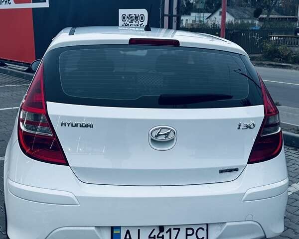 Белый Хендай i30, объемом двигателя 1.6 л и пробегом 236 тыс. км за 7300 $, фото 2 на Automoto.ua
