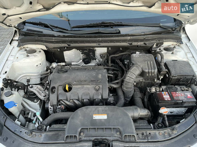 Білий Хендай i30, об'ємом двигуна 1.6 л та пробігом 205 тис. км за 6300 $, фото 17 на Automoto.ua