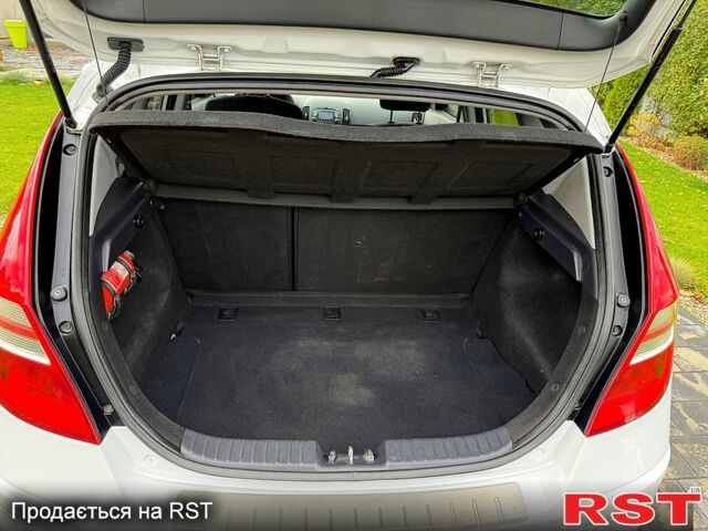 Белый Хендай i30, объемом двигателя 1.6 л и пробегом 164 тыс. км за 7500 $, фото 7 на Automoto.ua