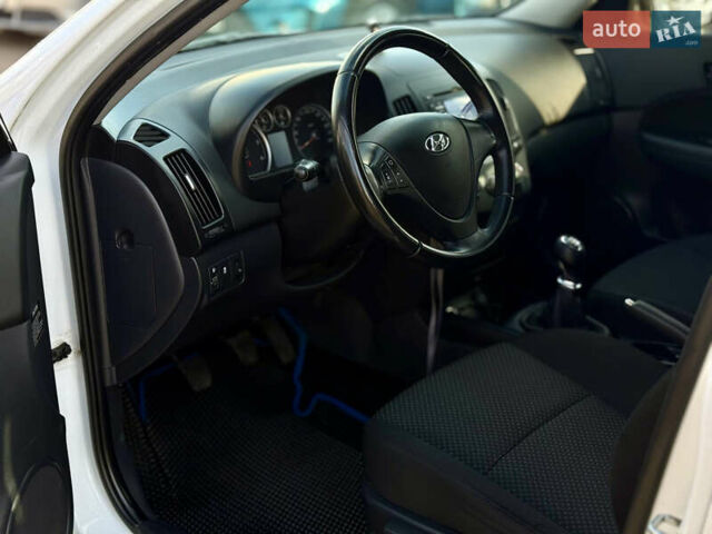 Белый Хендай i30, объемом двигателя 1.6 л и пробегом 227 тыс. км за 6500 $, фото 8 на Automoto.ua
