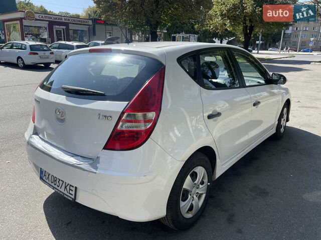 Белый Хендай i30, объемом двигателя 1.4 л и пробегом 120 тыс. км за 5500 $, фото 3 на Automoto.ua