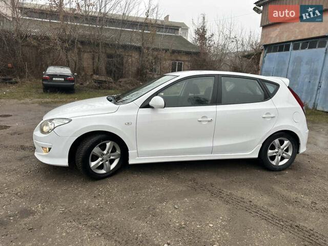 Белый Хендай i30, объемом двигателя 1.58 л и пробегом 180 тыс. км за 7300 $, фото 17 на Automoto.ua