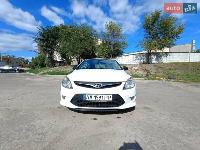 Белый Хендай i30, объемом двигателя 1.4 л и пробегом 248 тыс. км за 7000 $, фото 1 на Automoto.ua