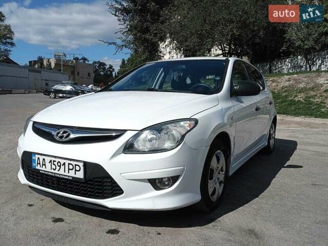 Белый Хендай i30, объемом двигателя 1.4 л и пробегом 248 тыс. км за 7000 $, фото 9 на Automoto.ua