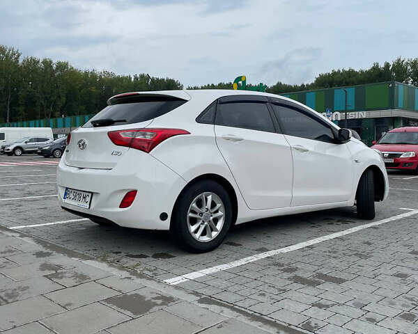 Белый Хендай i30, объемом двигателя 1.4 л и пробегом 206 тыс. км за 7300 $, фото 2 на Automoto.ua