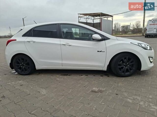 Белый Хендай i30, объемом двигателя 1.58 л и пробегом 255 тыс. км за 7500 $, фото 1 на Automoto.ua