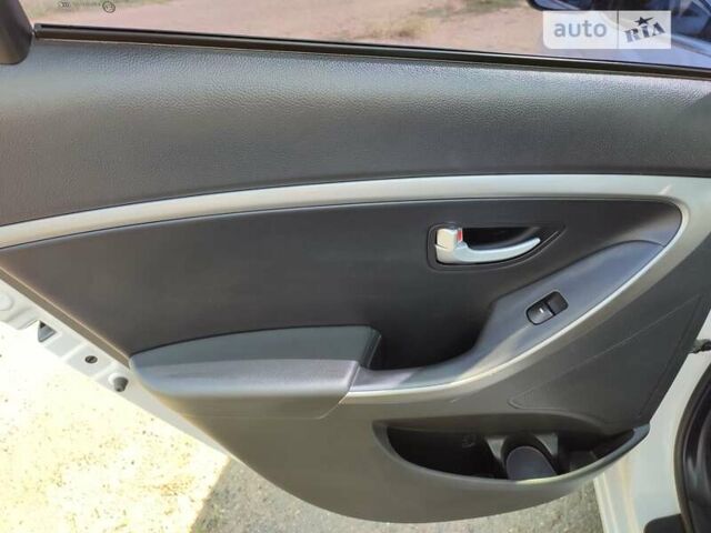 Белый Хендай i30, объемом двигателя 1.6 л и пробегом 175 тыс. км за 10999 $, фото 27 на Automoto.ua