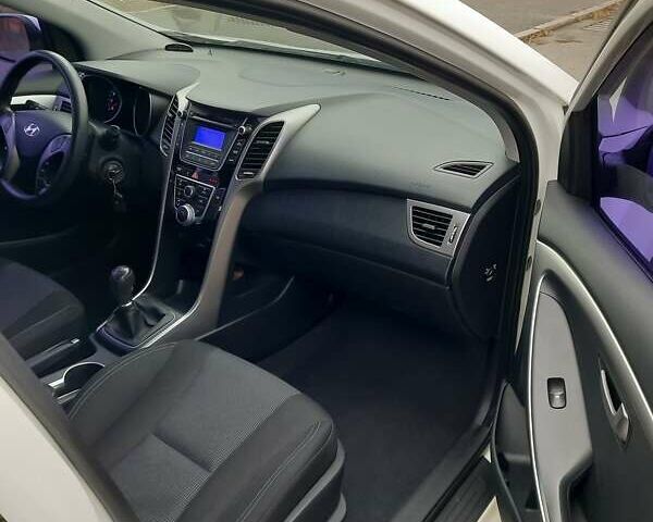 Белый Хендай i30, объемом двигателя 1.4 л и пробегом 121 тыс. км за 8500 $, фото 5 на Automoto.ua