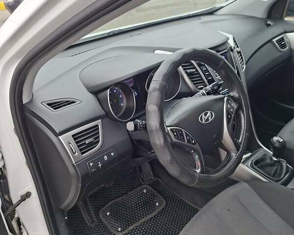 Белый Хендай i30, объемом двигателя 1.58 л и пробегом 255 тыс. км за 7500 $, фото 5 на Automoto.ua