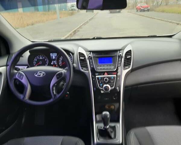 Белый Хендай i30, объемом двигателя 1.4 л и пробегом 121 тыс. км за 8500 $, фото 6 на Automoto.ua