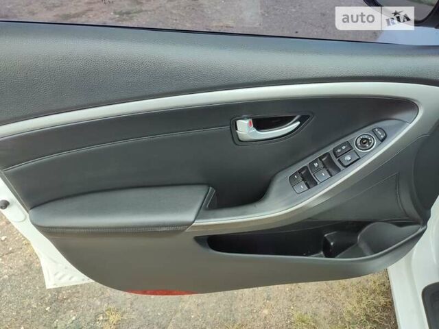 Белый Хендай i30, объемом двигателя 1.6 л и пробегом 175 тыс. км за 10999 $, фото 14 на Automoto.ua