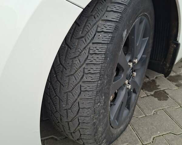 Белый Хендай i30, объемом двигателя 1.58 л и пробегом 255 тыс. км за 7500 $, фото 2 на Automoto.ua