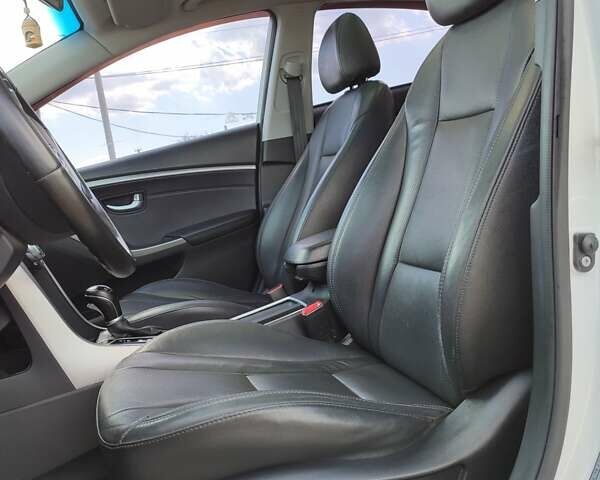 Белый Хендай i30, объемом двигателя 1.6 л и пробегом 175 тыс. км за 10999 $, фото 17 на Automoto.ua