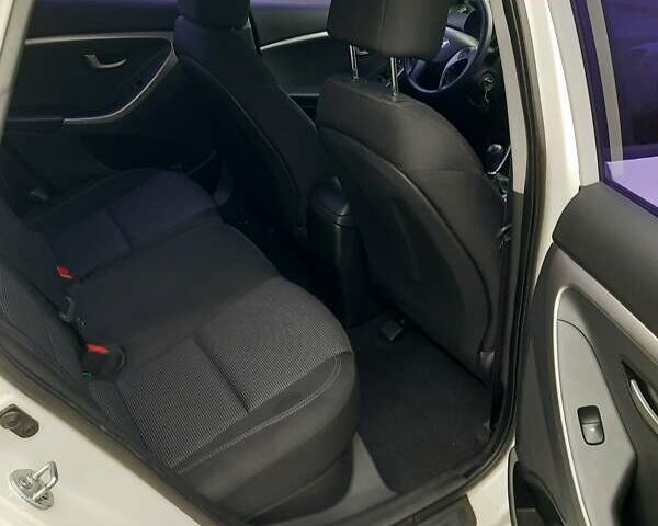 Белый Хендай i30, объемом двигателя 1.4 л и пробегом 121 тыс. км за 8500 $, фото 4 на Automoto.ua