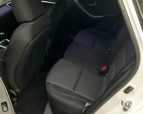 Белый Хендай i30, объемом двигателя 1.4 л и пробегом 121 тыс. км за 8500 $, фото 3 на Automoto.ua
