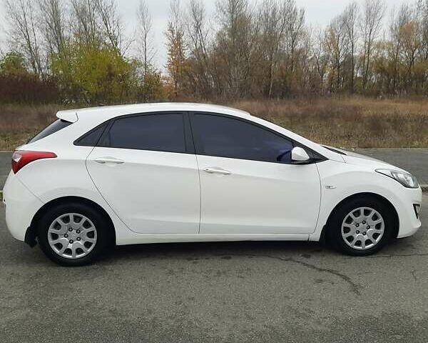Белый Хендай i30, объемом двигателя 1.4 л и пробегом 121 тыс. км за 8500 $, фото 17 на Automoto.ua