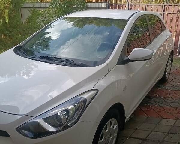 Белый Хендай i30, объемом двигателя 1.6 л и пробегом 133 тыс. км за 9300 $, фото 3 на Automoto.ua