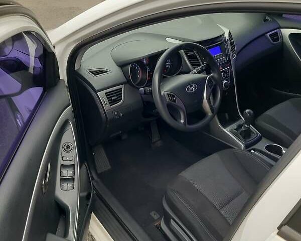 Белый Хендай i30, объемом двигателя 1.4 л и пробегом 121 тыс. км за 8500 $, фото 2 на Automoto.ua