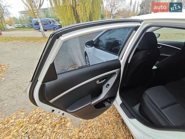 Белый Хендай i30, объемом двигателя 1.4 л и пробегом 105 тыс. км за 8400 $, фото 14 на Automoto.ua