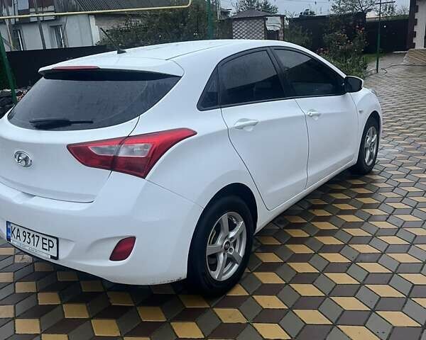 Белый Хендай i30, объемом двигателя 1.4 л и пробегом 127 тыс. км за 8800 $, фото 2 на Automoto.ua