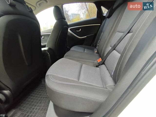 Белый Хендай i30, объемом двигателя 1.4 л и пробегом 105 тыс. км за 8400 $, фото 13 на Automoto.ua
