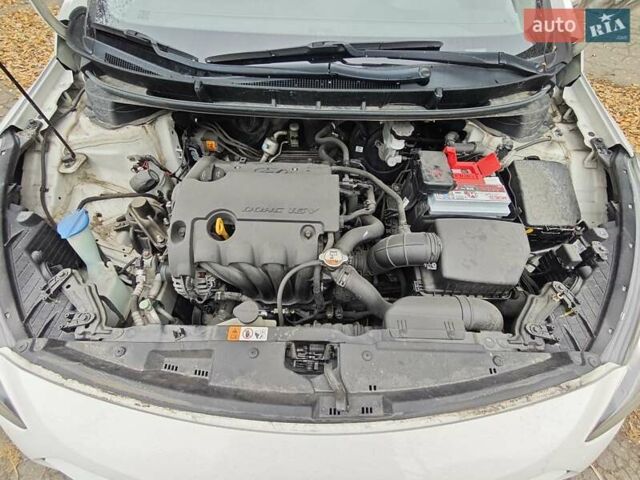 Белый Хендай i30, объемом двигателя 1.4 л и пробегом 105 тыс. км за 8400 $, фото 26 на Automoto.ua