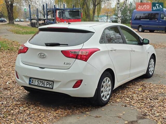 Белый Хендай i30, объемом двигателя 1.4 л и пробегом 105 тыс. км за 8400 $, фото 5 на Automoto.ua