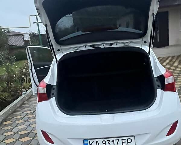 Белый Хендай i30, объемом двигателя 1.4 л и пробегом 127 тыс. км за 8800 $, фото 4 на Automoto.ua