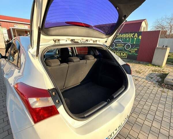 Белый Хендай i30, объемом двигателя 1.4 л и пробегом 180 тыс. км за 7500 $, фото 4 на Automoto.ua
