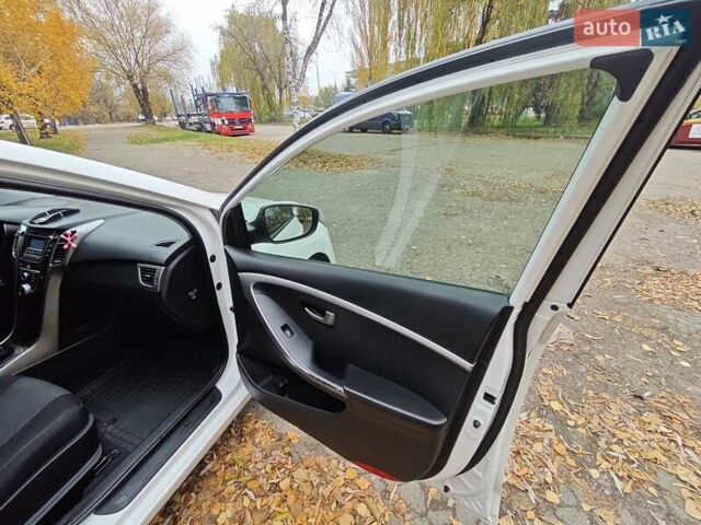 Белый Хендай i30, объемом двигателя 1.4 л и пробегом 105 тыс. км за 8400 $, фото 18 на Automoto.ua