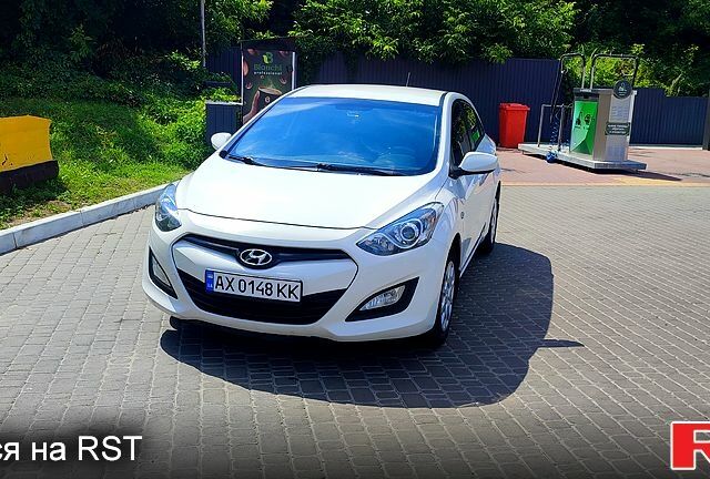 Белый Хендай i30, объемом двигателя 1.4 л и пробегом 190 тыс. км за 8400 $, фото 3 на Automoto.ua