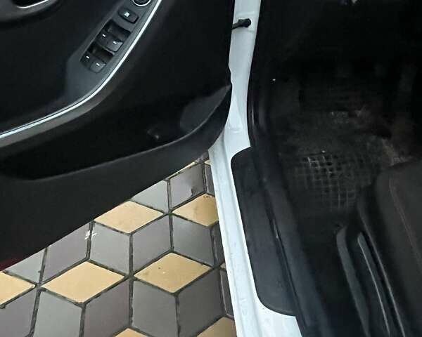 Белый Хендай i30, объемом двигателя 1.4 л и пробегом 127 тыс. км за 8800 $, фото 8 на Automoto.ua