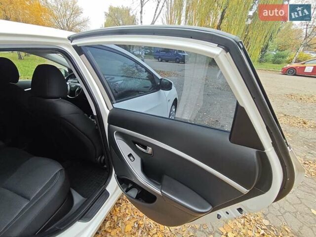 Белый Хендай i30, объемом двигателя 1.4 л и пробегом 105 тыс. км за 8400 $, фото 21 на Automoto.ua