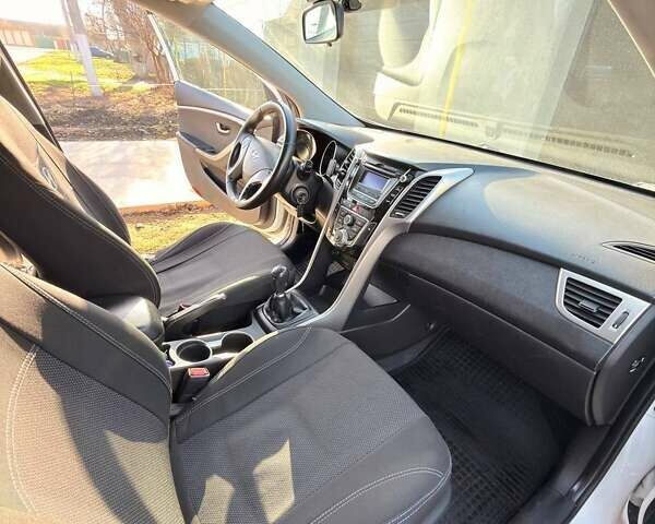 Белый Хендай i30, объемом двигателя 1.4 л и пробегом 180 тыс. км за 7500 $, фото 14 на Automoto.ua