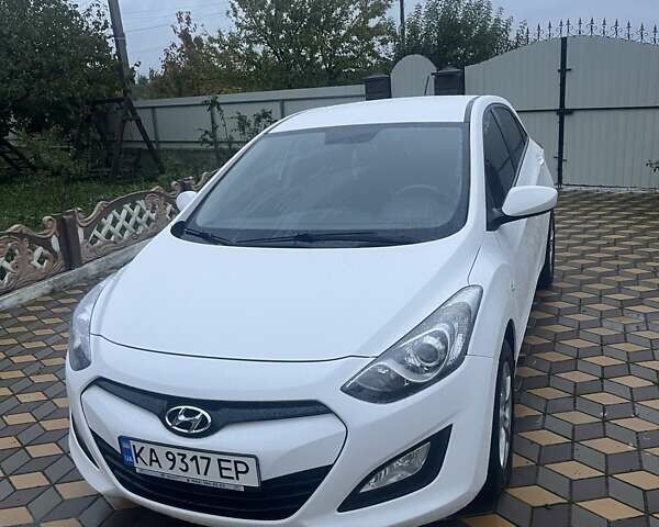 Белый Хендай i30, объемом двигателя 1.4 л и пробегом 127 тыс. км за 8800 $, фото 14 на Automoto.ua