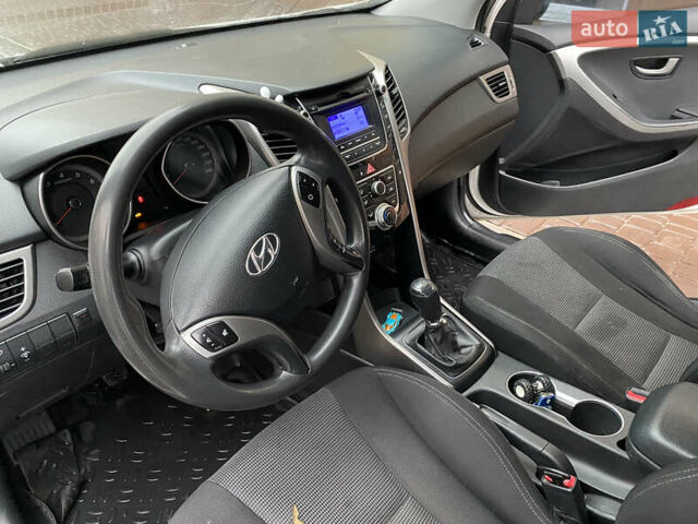 Белый Хендай i30, объемом двигателя 1.4 л и пробегом 239 тыс. км за 5500 $, фото 7 на Automoto.ua
