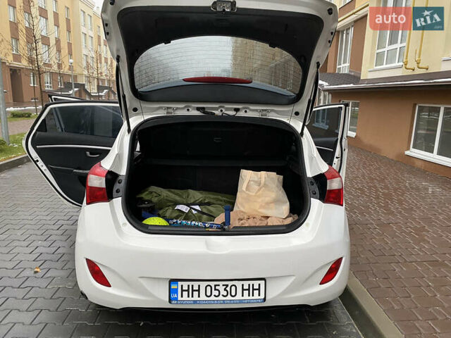 Белый Хендай i30, объемом двигателя 1.4 л и пробегом 239 тыс. км за 5500 $, фото 10 на Automoto.ua