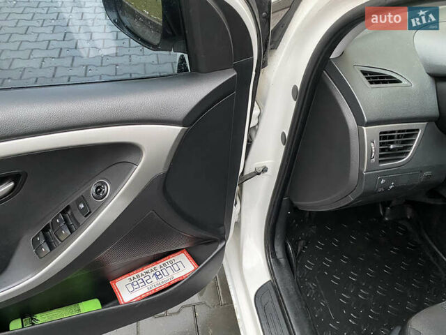 Белый Хендай i30, объемом двигателя 1.4 л и пробегом 239 тыс. км за 5500 $, фото 6 на Automoto.ua