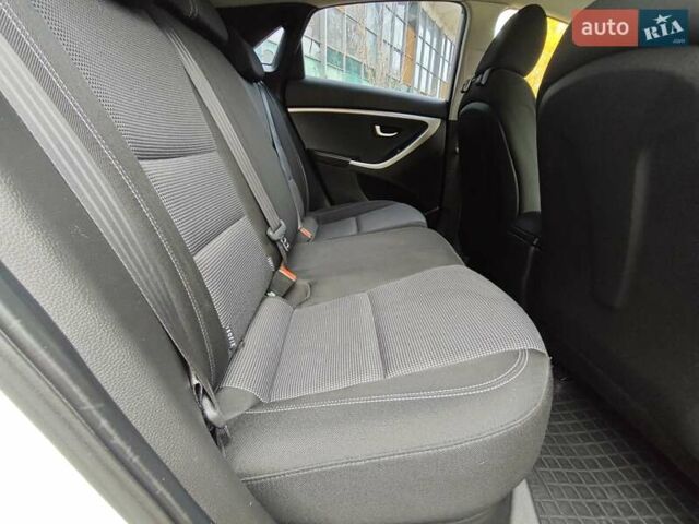 Белый Хендай i30, объемом двигателя 1.4 л и пробегом 105 тыс. км за 8400 $, фото 20 на Automoto.ua