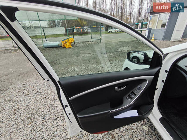 Білий Хендай i30, об'ємом двигуна 1.4 л та пробігом 105 тис. км за 8400 $, фото 10 на Automoto.ua