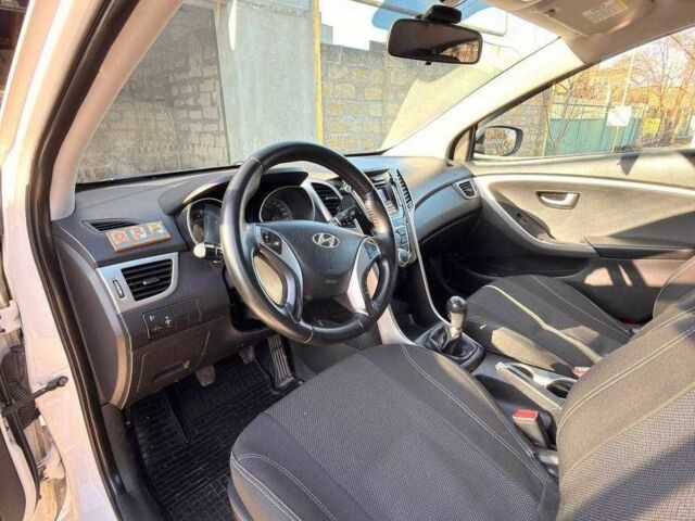 Белый Хендай i30, объемом двигателя 1.4 л и пробегом 180 тыс. км за 7500 $, фото 11 на Automoto.ua