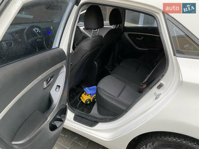 Белый Хендай i30, объемом двигателя 1.4 л и пробегом 239 тыс. км за 5500 $, фото 9 на Automoto.ua