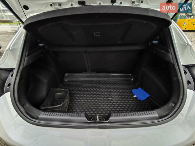 Білий Хендай i30, об'ємом двигуна 1.4 л та пробігом 105 тис. км за 8400 $, фото 7 на Automoto.ua