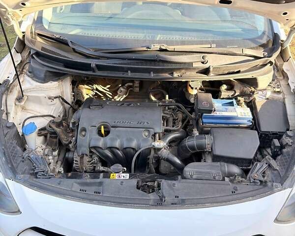 Белый Хендай i30, объемом двигателя 1.4 л и пробегом 180 тыс. км за 7500 $, фото 10 на Automoto.ua