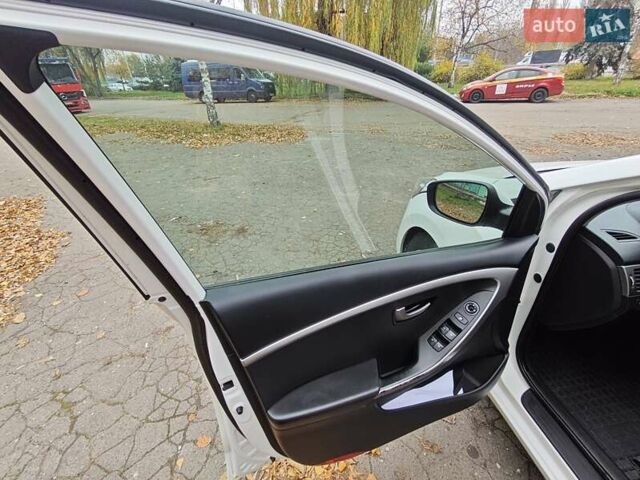 Белый Хендай i30, объемом двигателя 1.4 л и пробегом 105 тыс. км за 8400 $, фото 11 на Automoto.ua